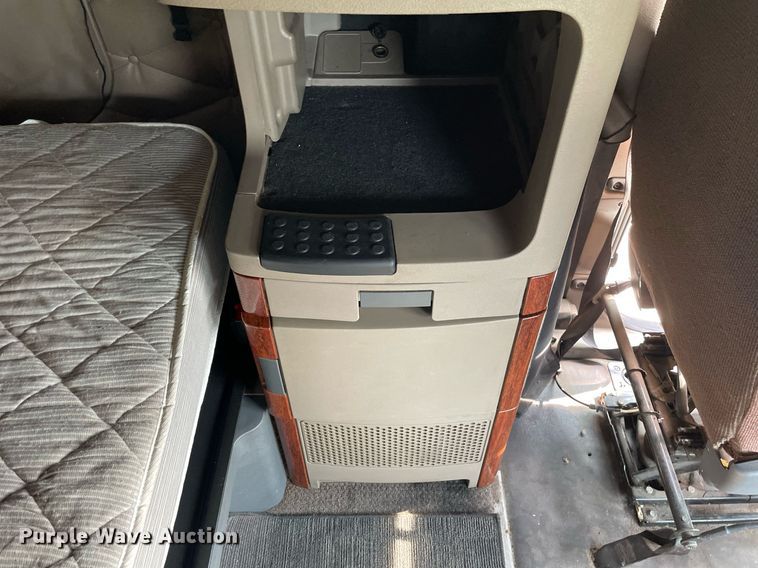 image for item LJ9689 2016 Freightliner Cascadia 125  semi truck