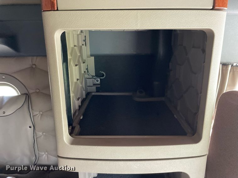 image for item LJ9689 2016 Freightliner Cascadia 125  semi truck