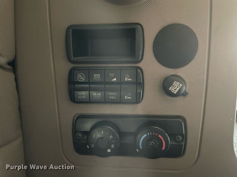 image for item LJ9689 2016 Freightliner Cascadia 125  semi truck