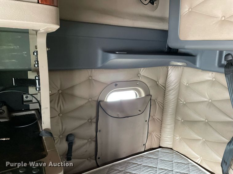 image for item LJ9689 2016 Freightliner Cascadia 125  semi truck