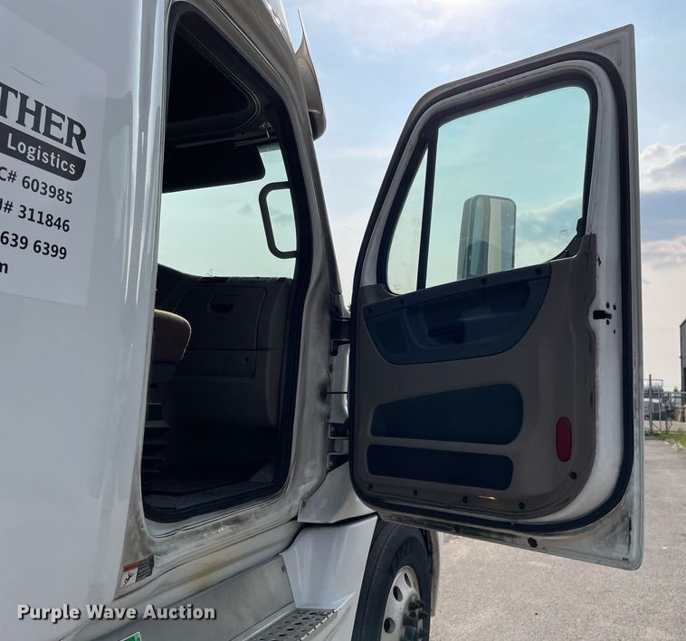 image for item LJ9689 2016 Freightliner Cascadia 125  semi truck