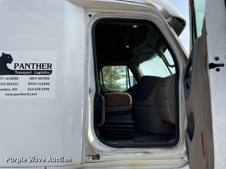 image for item LJ9689 2016 Freightliner Cascadia 125  semi truck