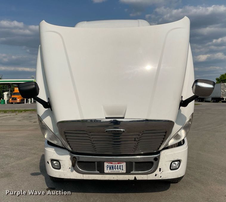 image for item LJ9689 2016 Freightliner Cascadia 125  semi truck