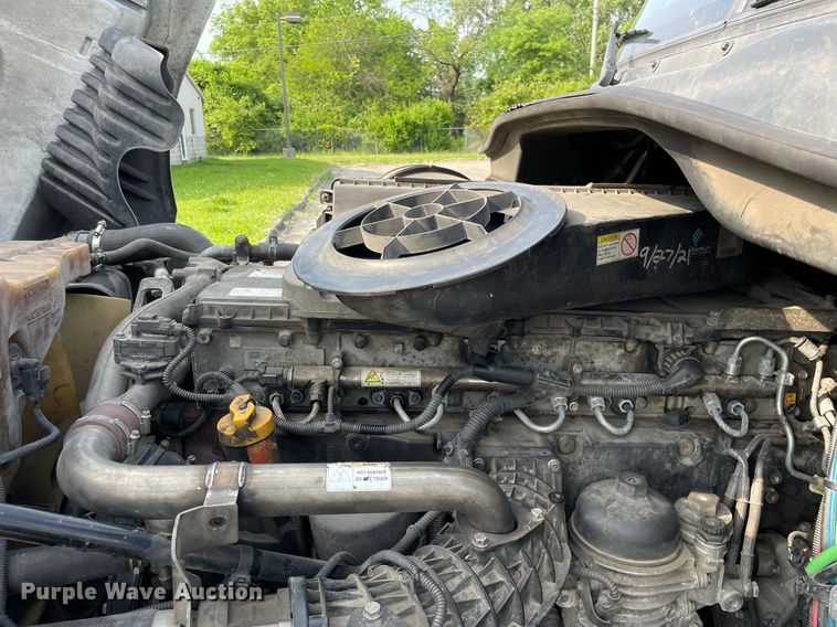 image for item LJ9689 2016 Freightliner Cascadia 125  semi truck