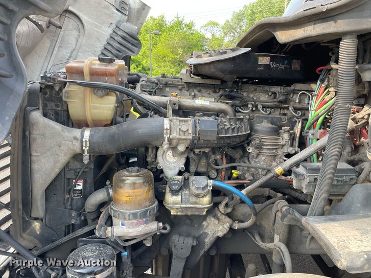 image for item LJ9689 2016 Freightliner Cascadia 125  semi truck