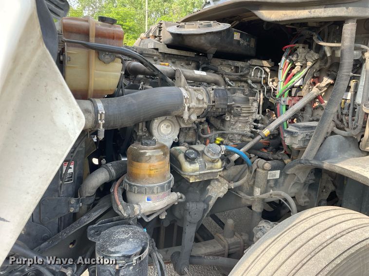 image for item LJ9689 2016 Freightliner Cascadia 125  semi truck