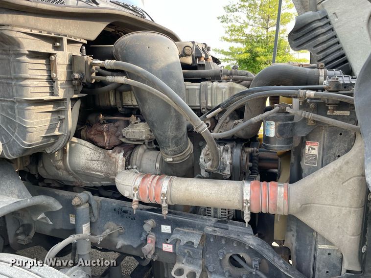 image for item LJ9689 2016 Freightliner Cascadia 125  semi truck