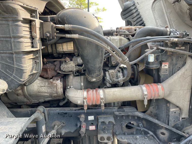 image for item LJ9689 2016 Freightliner Cascadia 125  semi truck