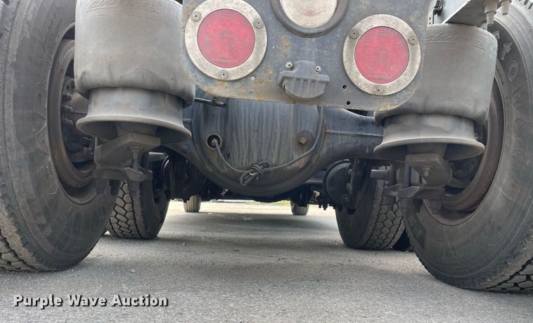 image for item LJ9689 2016 Freightliner Cascadia 125  semi truck