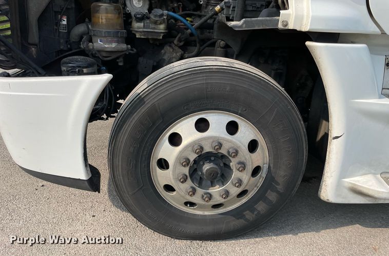 image for item LJ9689 2016 Freightliner Cascadia 125  semi truck