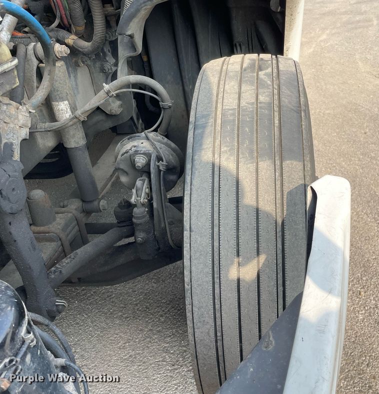 image for item LJ9689 2016 Freightliner Cascadia 125  semi truck