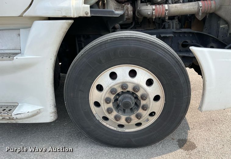 image for item LJ9689 2016 Freightliner Cascadia 125  semi truck