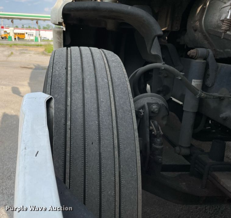 image for item LJ9689 2016 Freightliner Cascadia 125  semi truck