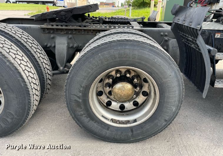 image for item LJ9689 2016 Freightliner Cascadia 125  semi truck