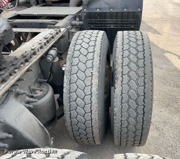 image for item LJ9689 2016 Freightliner Cascadia 125  semi truck