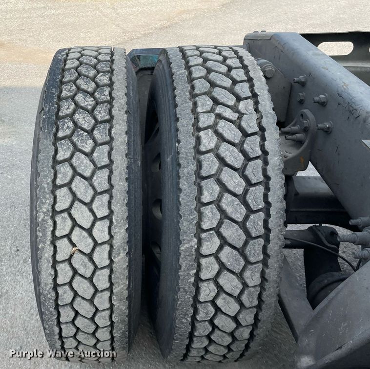 image for item LJ9689 2016 Freightliner Cascadia 125  semi truck