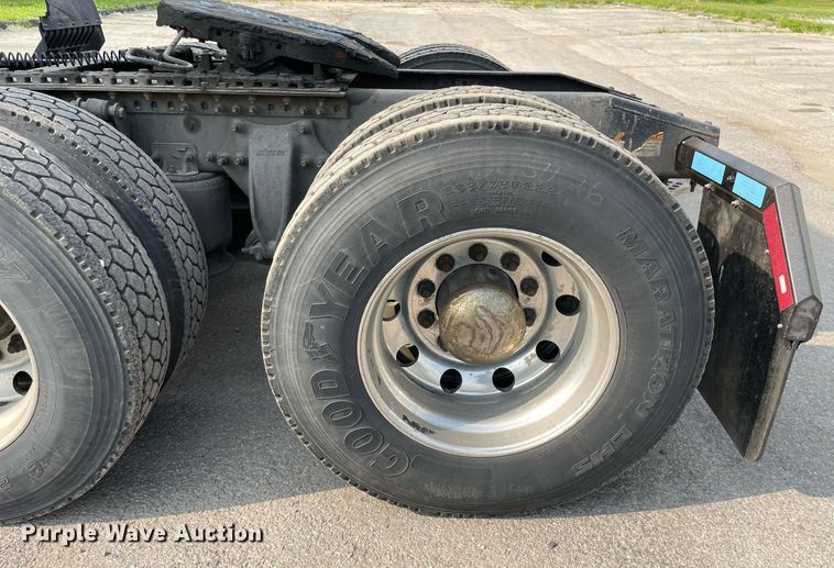 image for item LJ9689 2016 Freightliner Cascadia 125  semi truck