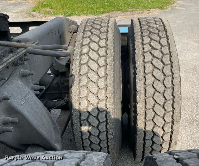 image for item LJ9689 2016 Freightliner Cascadia 125  semi truck