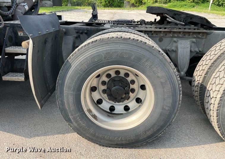 image for item LJ9689 2016 Freightliner Cascadia 125  semi truck