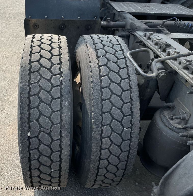 image for item LJ9689 2016 Freightliner Cascadia 125  semi truck