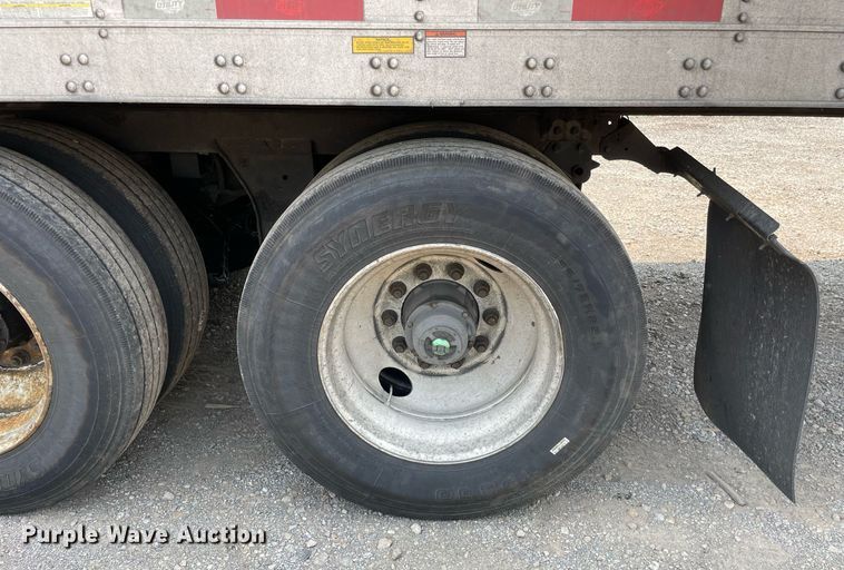 image for item LJ9691 2015 Utility  refrigerated van trailer