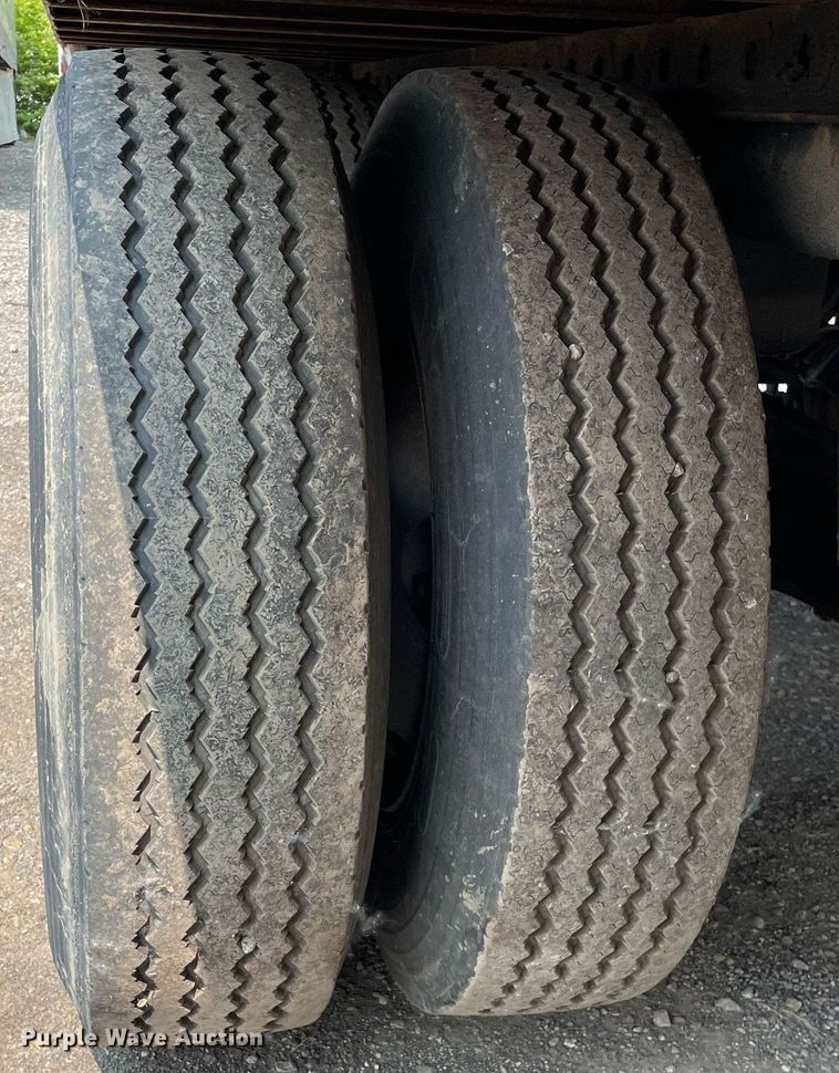 image for item LJ9701 2011 Stoughton ZGPVW-535T-S-C-AR  dry van trailer