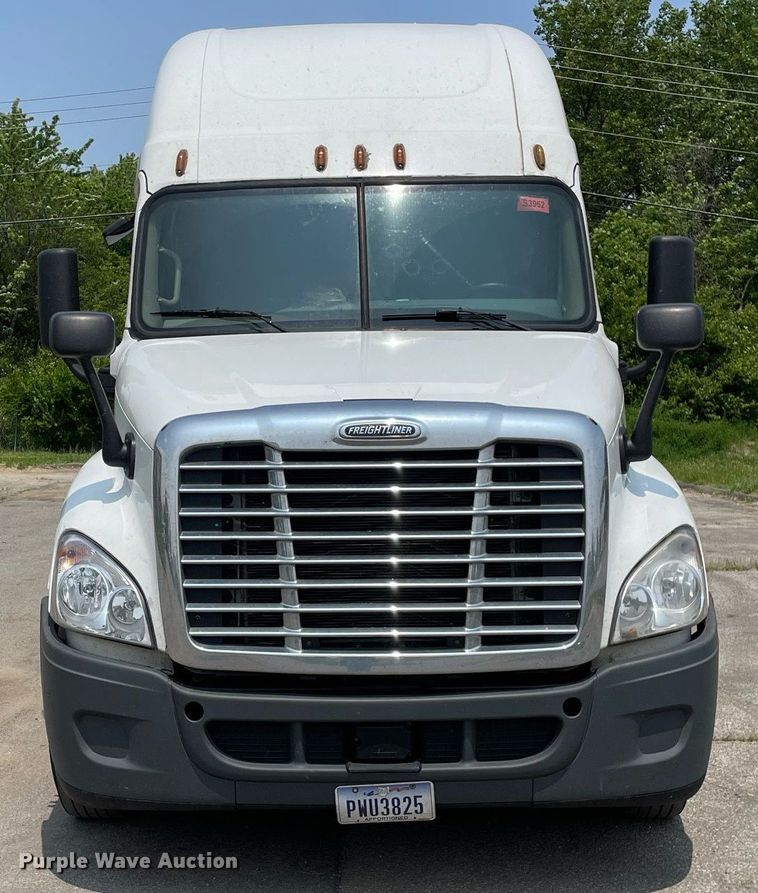 image for item LJ9707 2016 Freightliner Cascadia 125  semi truck