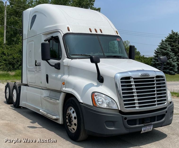 image for item LJ9707 2016 Freightliner Cascadia 125  semi truck