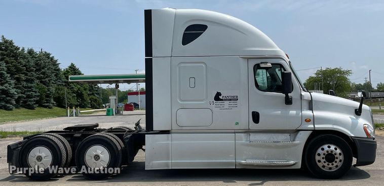 image for item LJ9707 2016 Freightliner Cascadia 125  semi truck