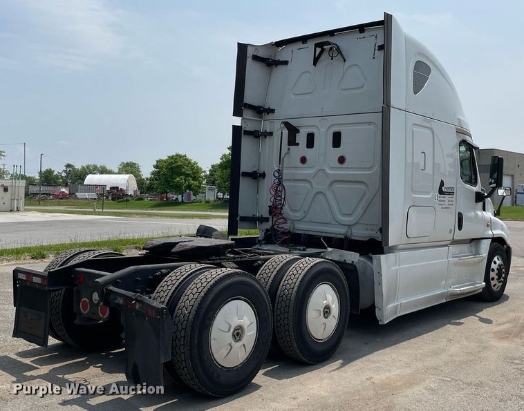 image for item LJ9707 2016 Freightliner Cascadia 125  semi truck
