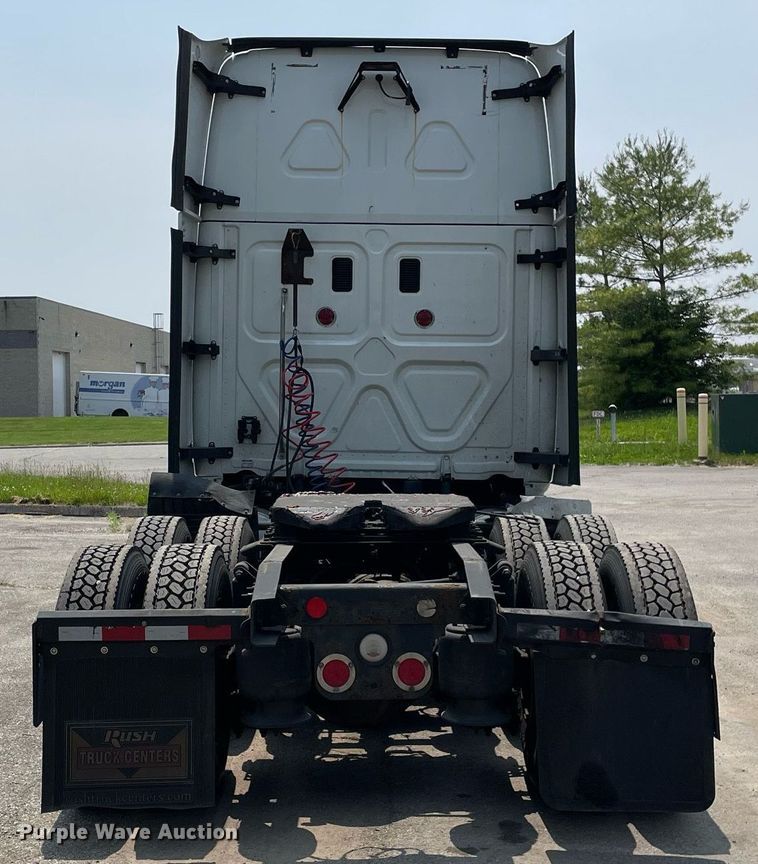 image for item LJ9707 2016 Freightliner Cascadia 125  semi truck