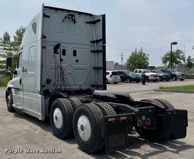 image for item LJ9707 2016 Freightliner Cascadia 125  semi truck