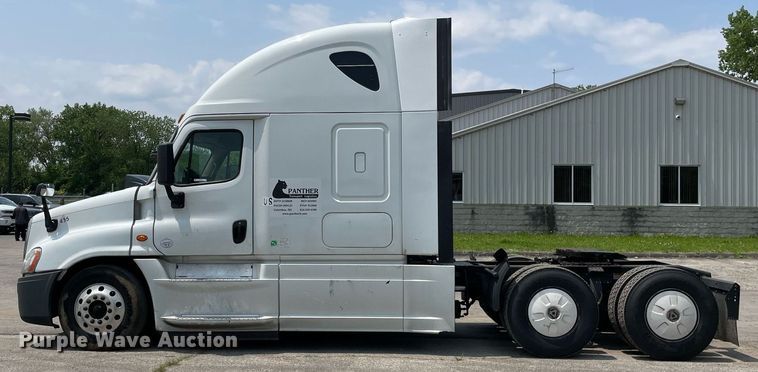 image for item LJ9707 2016 Freightliner Cascadia 125  semi truck