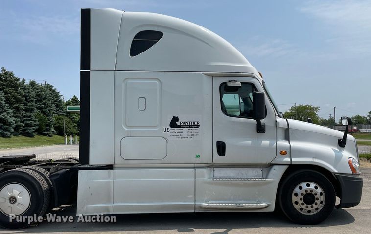 image for item LJ9707 2016 Freightliner Cascadia 125  semi truck