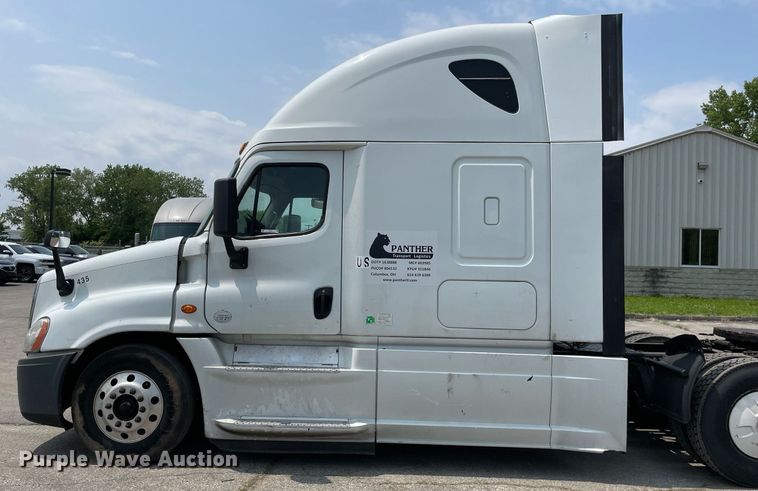 image for item LJ9707 2016 Freightliner Cascadia 125  semi truck