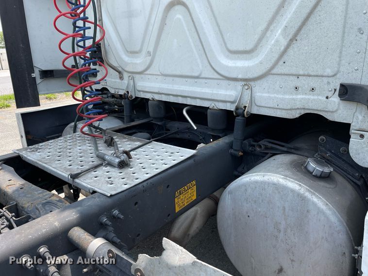 image for item LJ9707 2016 Freightliner Cascadia 125  semi truck