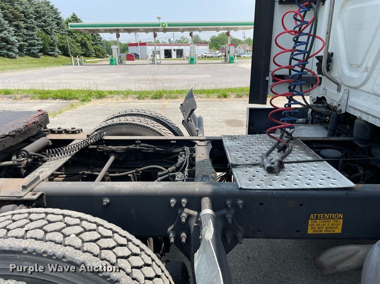 image for item LJ9707 2016 Freightliner Cascadia 125  semi truck