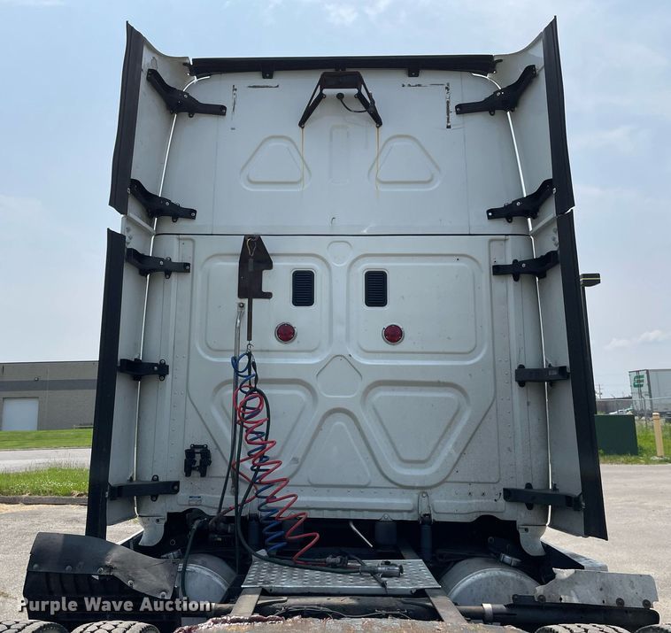 image for item LJ9707 2016 Freightliner Cascadia 125  semi truck