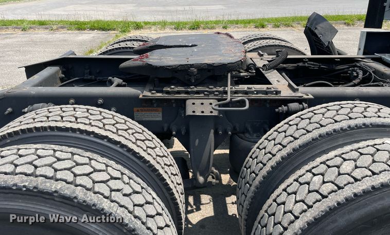 image for item LJ9707 2016 Freightliner Cascadia 125  semi truck