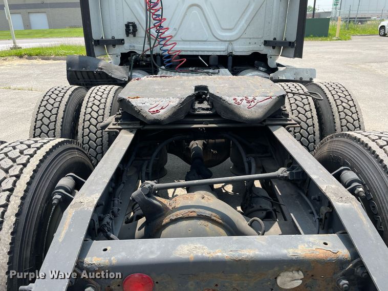 image for item LJ9707 2016 Freightliner Cascadia 125  semi truck