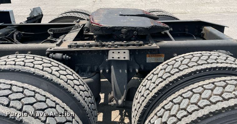 image for item LJ9707 2016 Freightliner Cascadia 125  semi truck