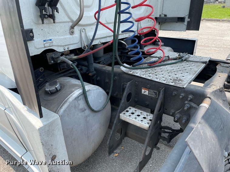 image for item LJ9707 2016 Freightliner Cascadia 125  semi truck