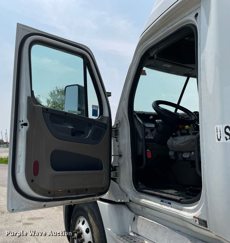 image for item LJ9707 2016 Freightliner Cascadia 125  semi truck