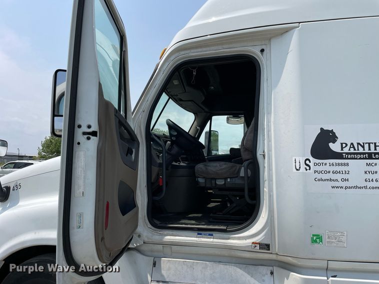 image for item LJ9707 2016 Freightliner Cascadia 125  semi truck