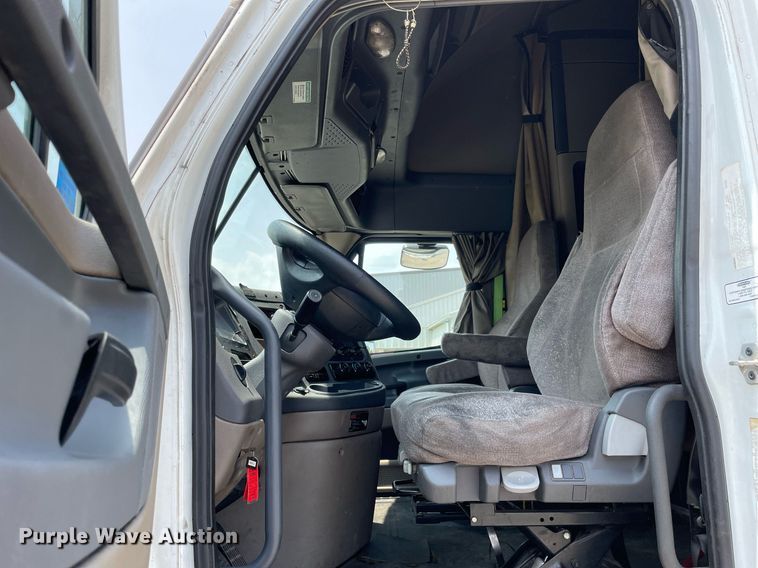 image for item LJ9707 2016 Freightliner Cascadia 125  semi truck