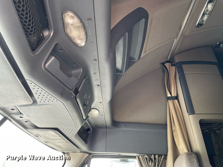 image for item LJ9707 2016 Freightliner Cascadia 125  semi truck