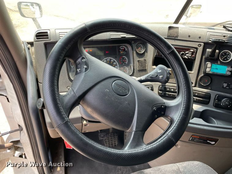 image for item LJ9707 2016 Freightliner Cascadia 125  semi truck