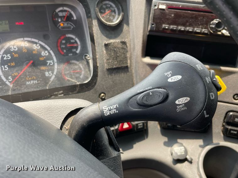 image for item LJ9707 2016 Freightliner Cascadia 125  semi truck