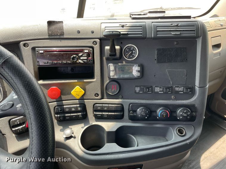 image for item LJ9707 2016 Freightliner Cascadia 125  semi truck