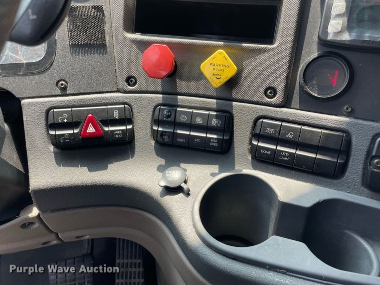 image for item LJ9707 2016 Freightliner Cascadia 125  semi truck